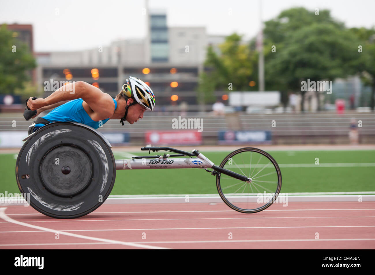 Indianapolis, IN, 30. Juni 2012. Jordan Bird nimmt eine Praxis führen rund um die Strecke während der 2012 USA Paralympischen Versuche für die Leichtathletik.  Vogel hat für die US-Paralympics-Team für London 2012 qualifiziert. Stockfoto