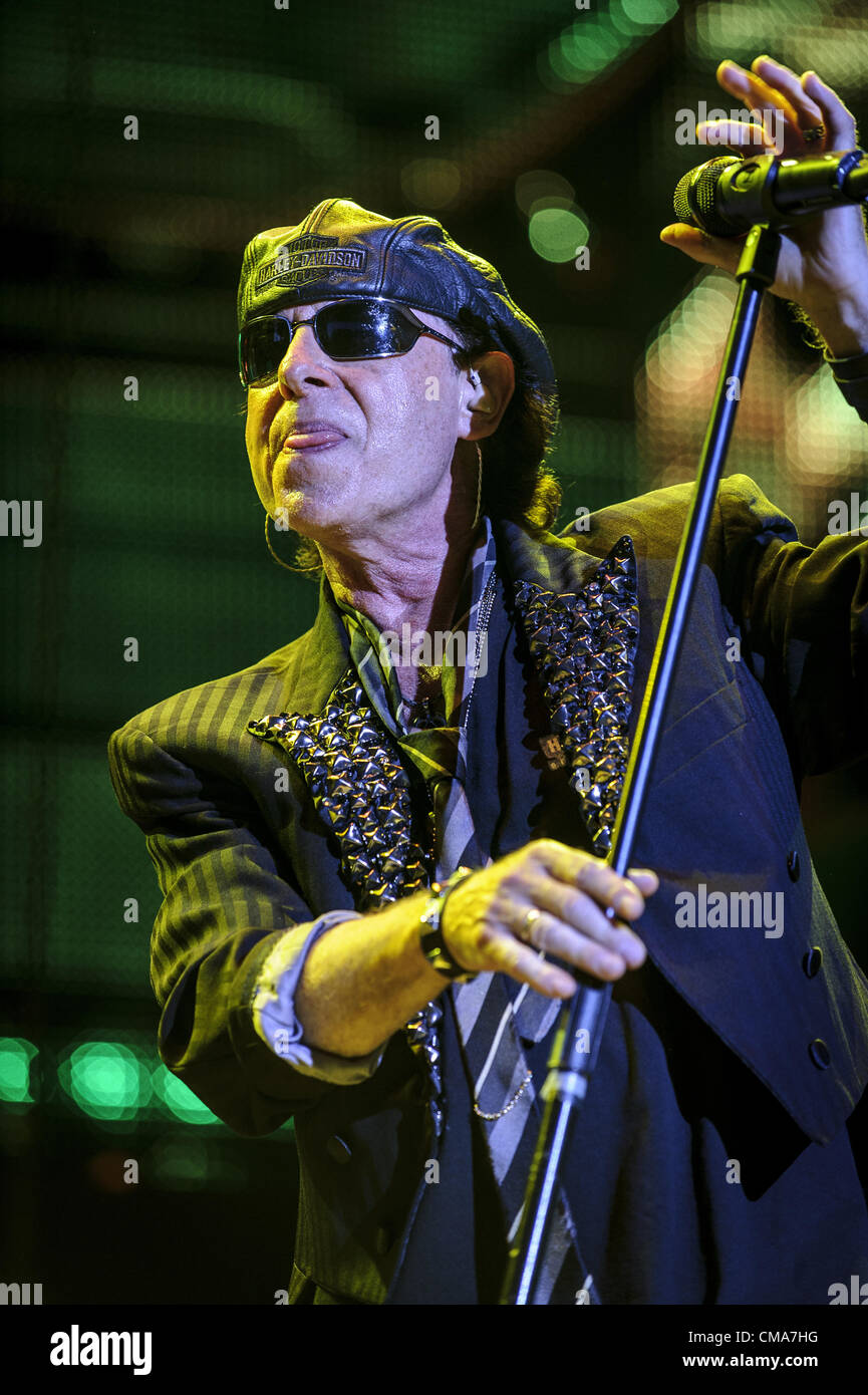 2. Juli 2012 - Toronto, Ontario, Kanada - Lead-Sänger KLAUS MEINE legendäre deutsche rock-Band Scorpions auf der Bühne im Molson Amphitheatre in Toronto während Bandâ€™ s letzte Sting World Tour 2012. (Kredit-Bild: © Igor Vidyashev/ZUMAPRESS.com) Stockfoto