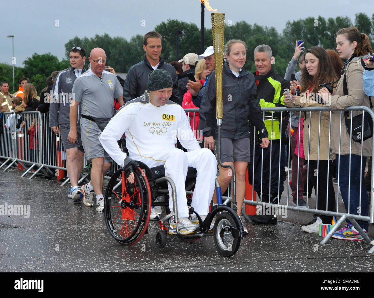 Kevin Davies begibt sich auf die erste Etappe der 46. Tag des Olympischen Fackellaufs von Leicester. Die Fackel Links The National Space Centre bei 07:00 am 3. Juli 2012. Stockfoto