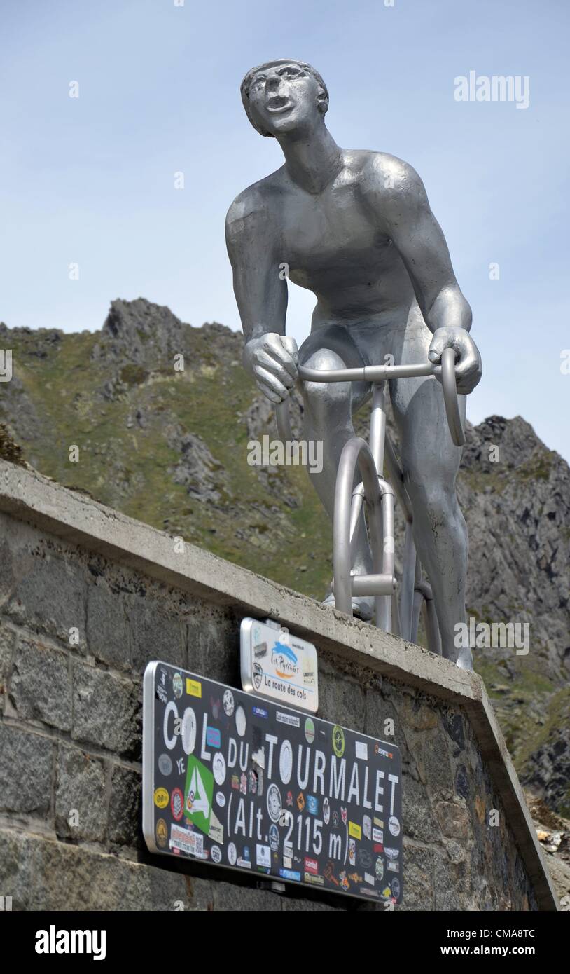 05.06.2012. Pyrenäen, Frankreich.  Ein Denkmal zu Ehren der Oktave Lapize am Col du Tourmalet (2115m) in den französischen Pyrenäen. Oktave Lapize war der erste Radfahrer, den Pass zu überqueren, der die Tour de France zum ersten Mal im Jahre 1910 gehörte. Stockfoto