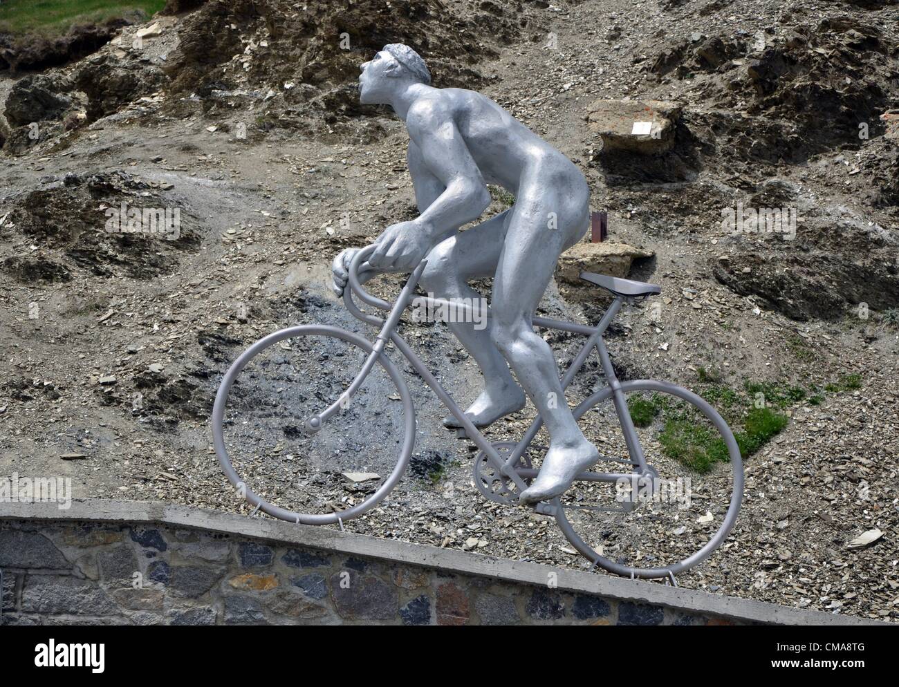 05.06.2012. Pyrenäen, Frankreich.  Ein Denkmal zu Ehren der Oktave Lapize am Col du Tourmalet (2115m) in den französischen Pyrenäen. Oktave Lapize war der erste Radfahrer, den Pass zu überqueren, der die Tour de France zum ersten Mal im Jahre 1910 gehörte. Seitdem führt der Tour de France über den höchsten Pass der Pyrenäen mehr als siebzig mal. Stockfoto