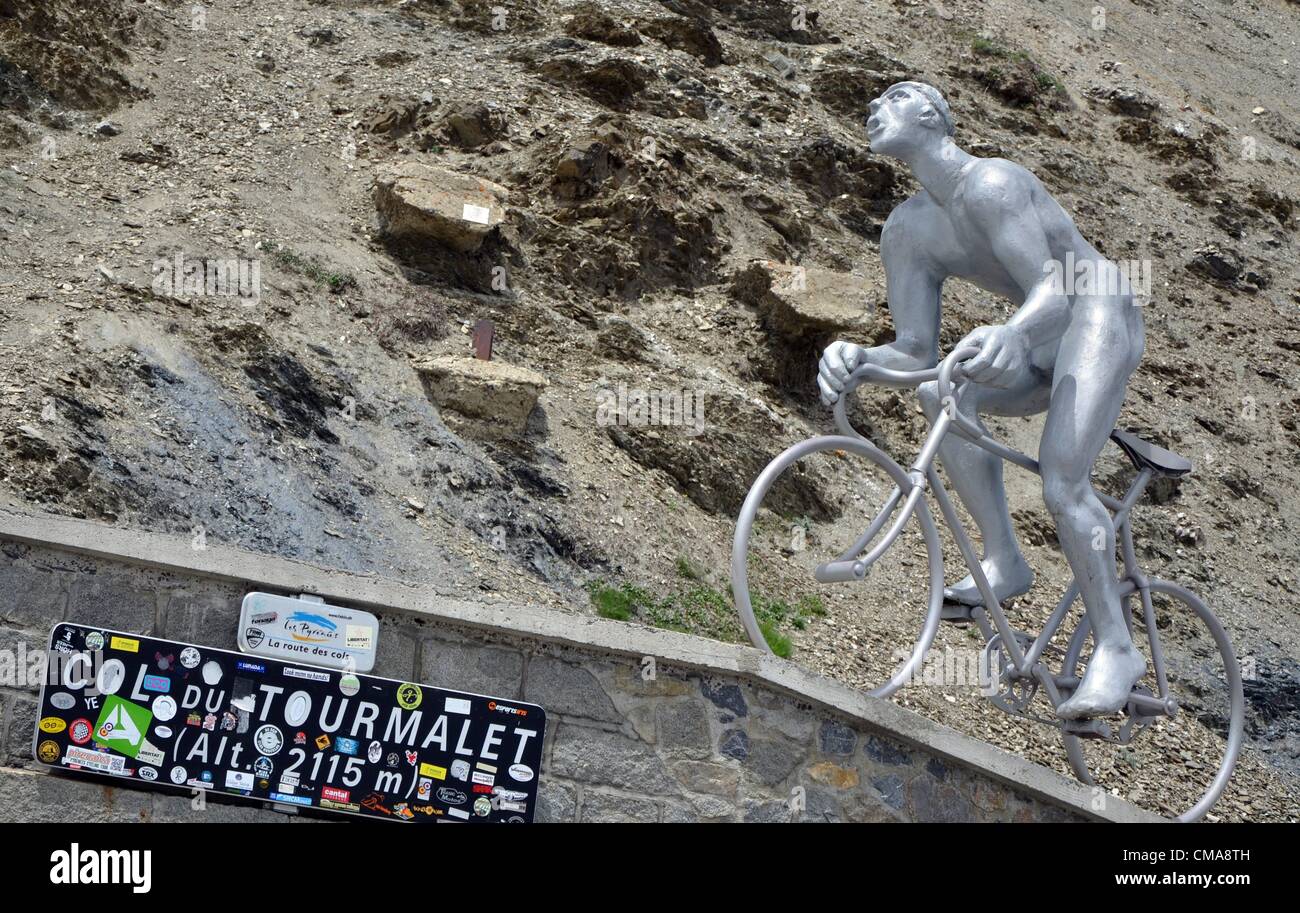 05.06.2012. Pyrenäen, Frankreich.  Ein Denkmal zu Ehren der Oktave Lapize am Col du Tourmalet (2115m) in den französischen Pyrenäen. Oktave Lapize war der erste Radfahrer, den Pass zu überqueren, der die Tour de France zum ersten Mal im Jahre 1910 gehörte. Stockfoto
