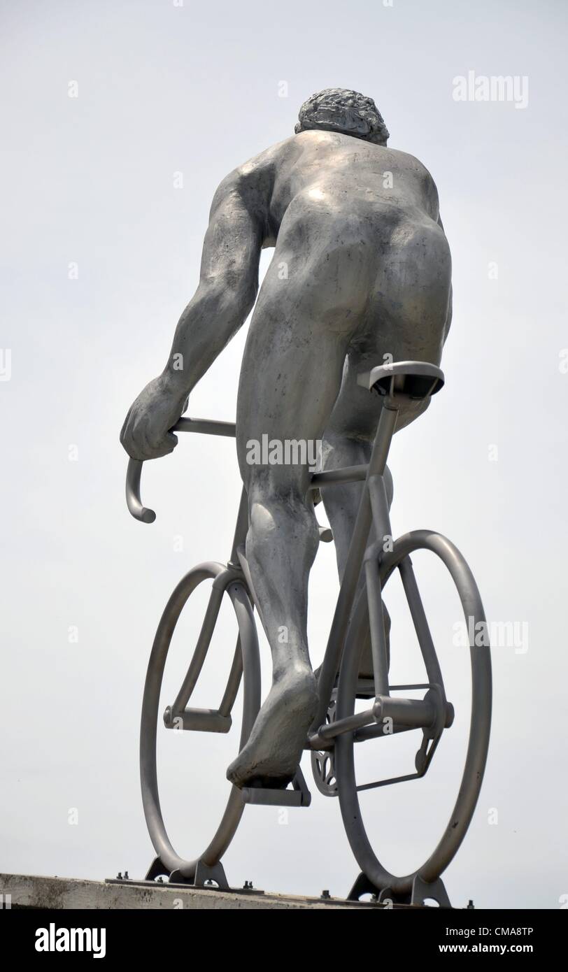 05.06.2012. Pyrenäen, Frankreich.  Ein Denkmal zu Ehren der Oktave Lapize am Col du Tourmalet (2115m) in den französischen Pyrenäen. Oktave Lapize war der erste Radfahrer, den Pass zu überqueren, der die Tour de France zum ersten Mal im Jahre 1910 gehörte. Stockfoto