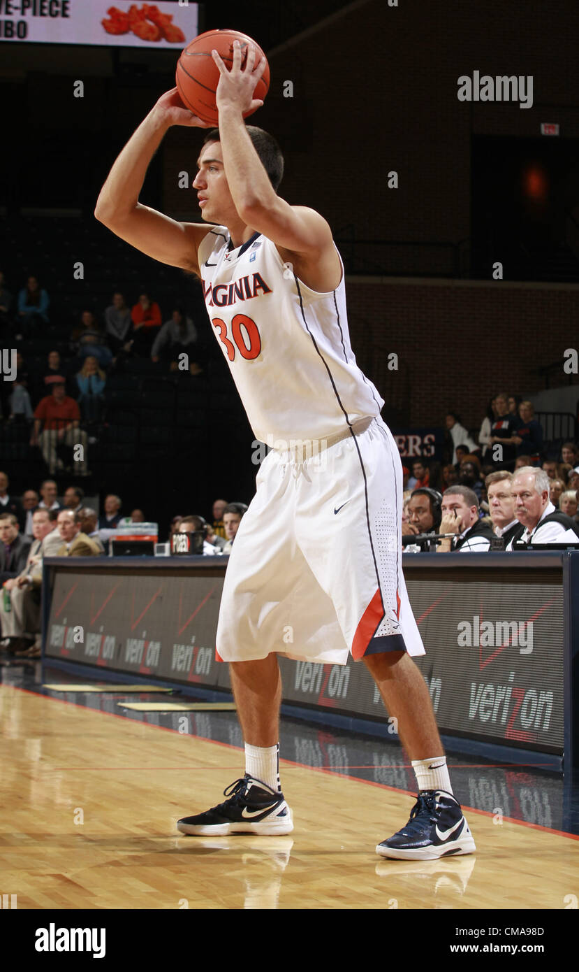 3. Dezember 2011 - Handspiel von Charlottesville, Virginia, Vereinigte Staaten - Thomas Rogers #30 von den Virginia Cavaliers während des Spiels am 27. Dezember 2011 gegen den Longwood Lancers in der John Paul Jones Arena in Charlottesville, Virginia. Virginia besiegte Longwood 86-53. (Kredit-Bild: © Andrew Shurtleff/ZUMAPRESS.com) Stockfoto