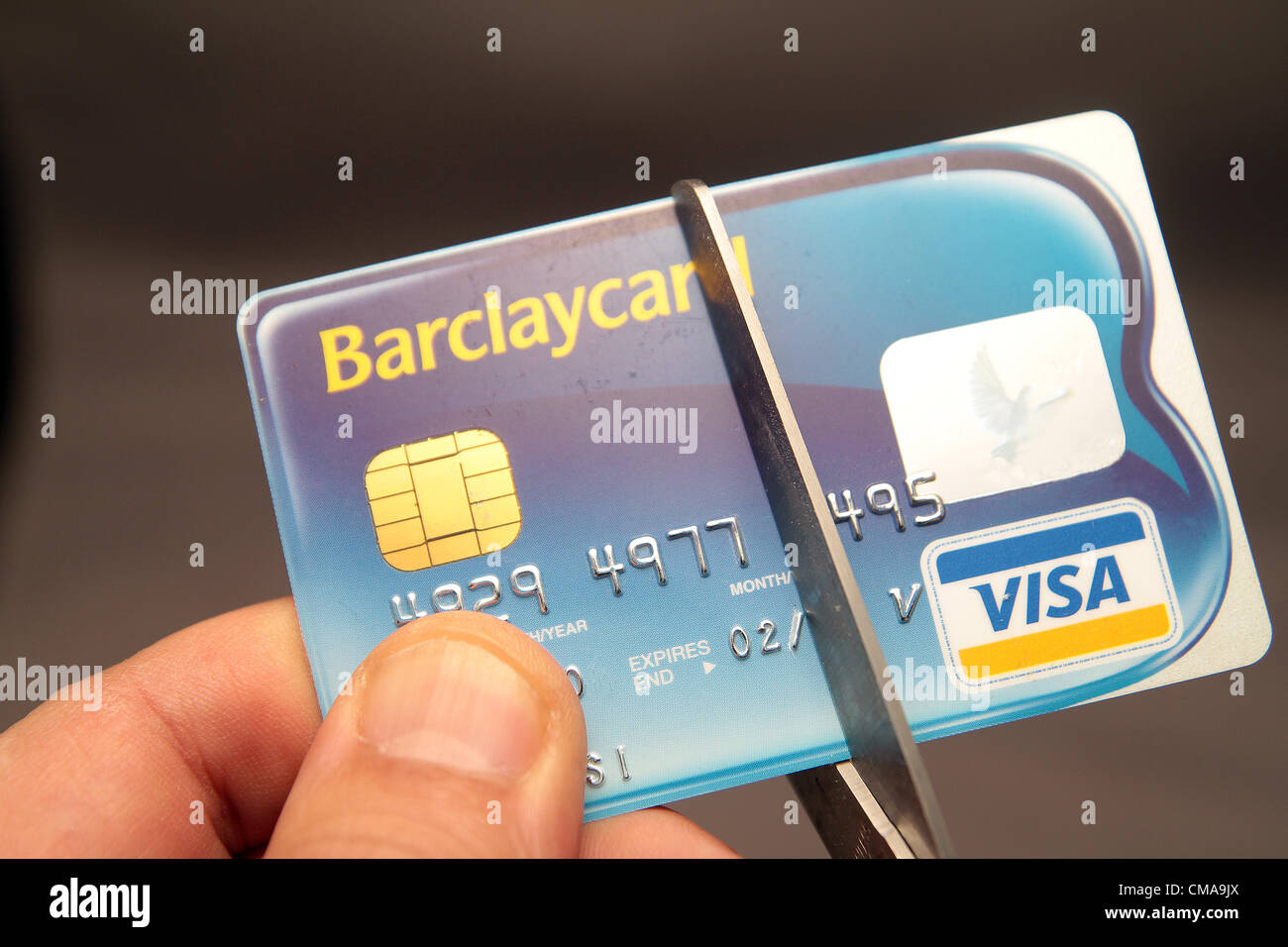 Mock-up einer Barclaycard Kreditkarte wird halbiert aus Protest gegen Barclays Bank Libor-Skandal im Vereinigten Königreich Stockfoto