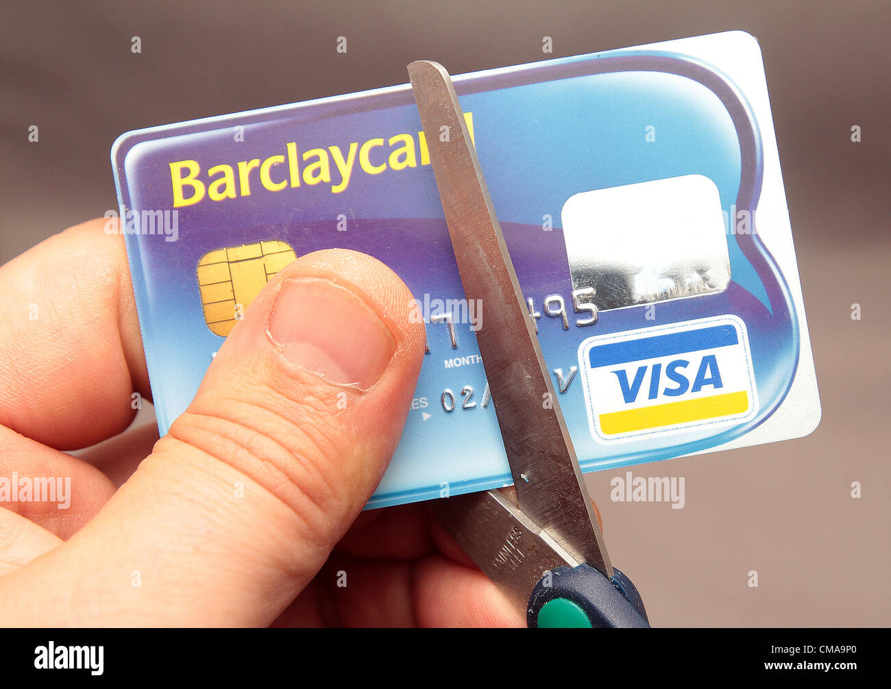 Mock-up einer Barclaycard Kreditkarte wird halbiert aus Protest gegen Barclays Bank Libor-Skandal im Vereinigten Königreich Stockfoto