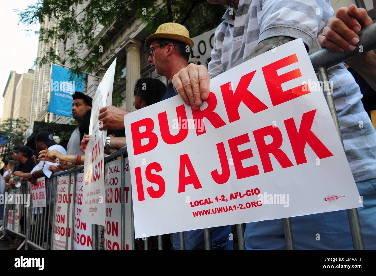 3. Juli 2012 - Manhattan, New York, USA - Mitglieder der AFL-CIO Gemeinden 1-2, Utility Workers Union of America, protestieren und Rallye vor Irving Place Sitz gegen die Con Ed Aussperrung von 8.000 Mitarbeiter. Vertragsgespräche mit der Union brach sich am frühen Sonntagmorgen. (Bild Kredit: Bryan Smith/ZUMAPRESS.com ©) Stockfoto