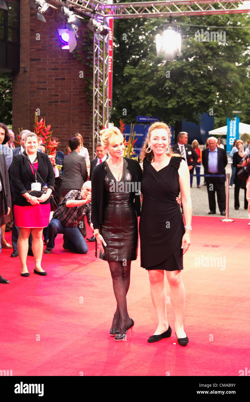 US-amerikanische Schauspielerin Melanie Griffith, präsentiert mit Diana Iljine Festivaldirectress auf dem roten Teppich ihres neuen Films Stockfoto