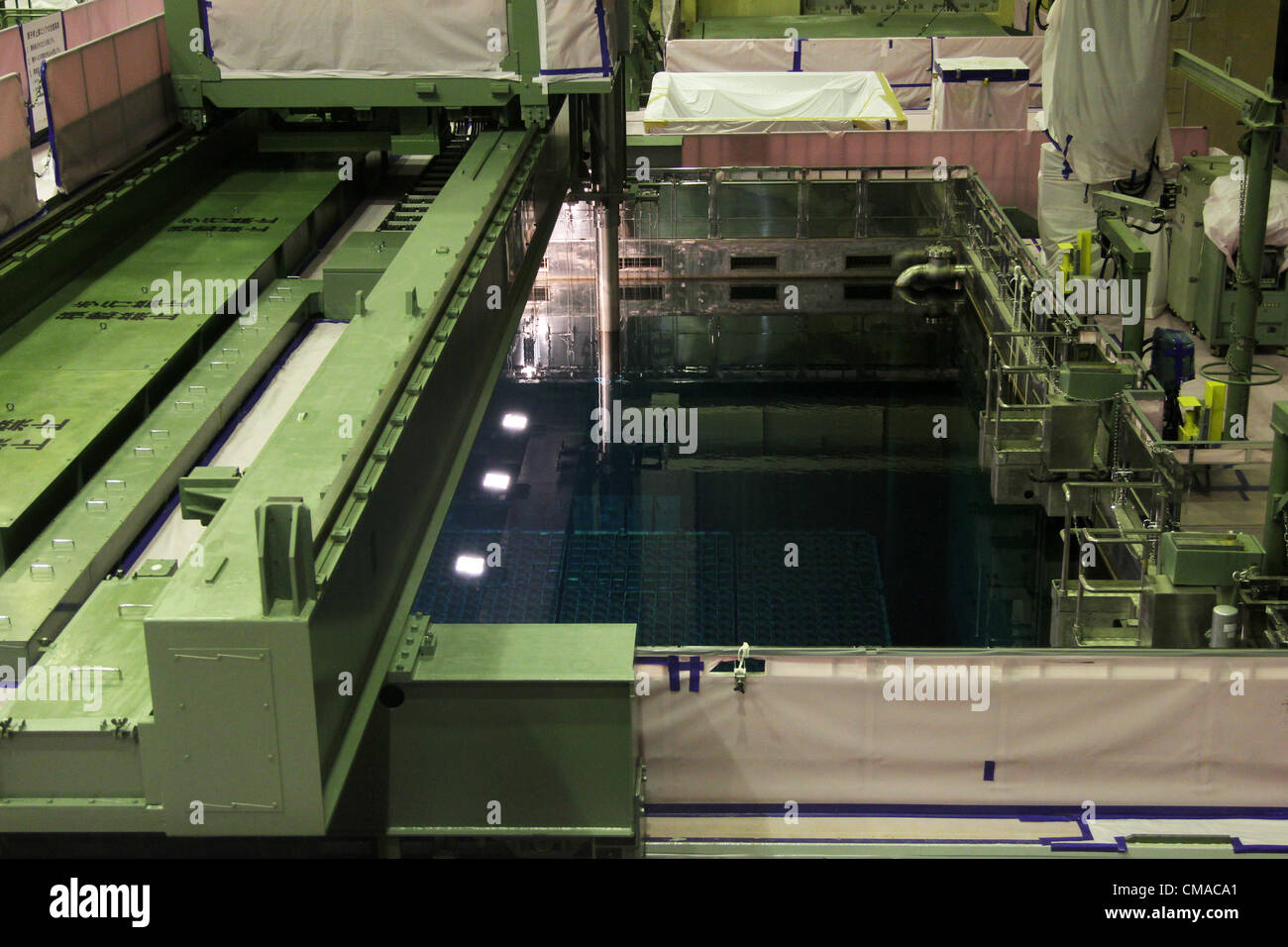 4. Juli 2012 - Japan - Gesamtansicht des Speicherpools abgebrannter Brennelemente des Reaktors Nr. 4 an das Kernkraftwerk Fukushima Dai-ni in Naraha und Tomioka Stadt, Präfektur Fukushima, Japan, 4. Juli 2012. (Kredit-Bild: © Koichi Kamoshida/Jana Press/ZUMAPRESS.com) Stockfoto