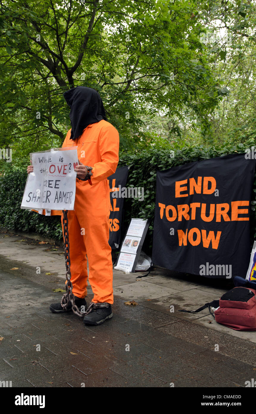 London, UK. 4. Juli 2012 UK - Herunterfahren Guantánamo Demo außerhalb der US-Botschaft, Grosvenor Square Mayfair Stockfoto