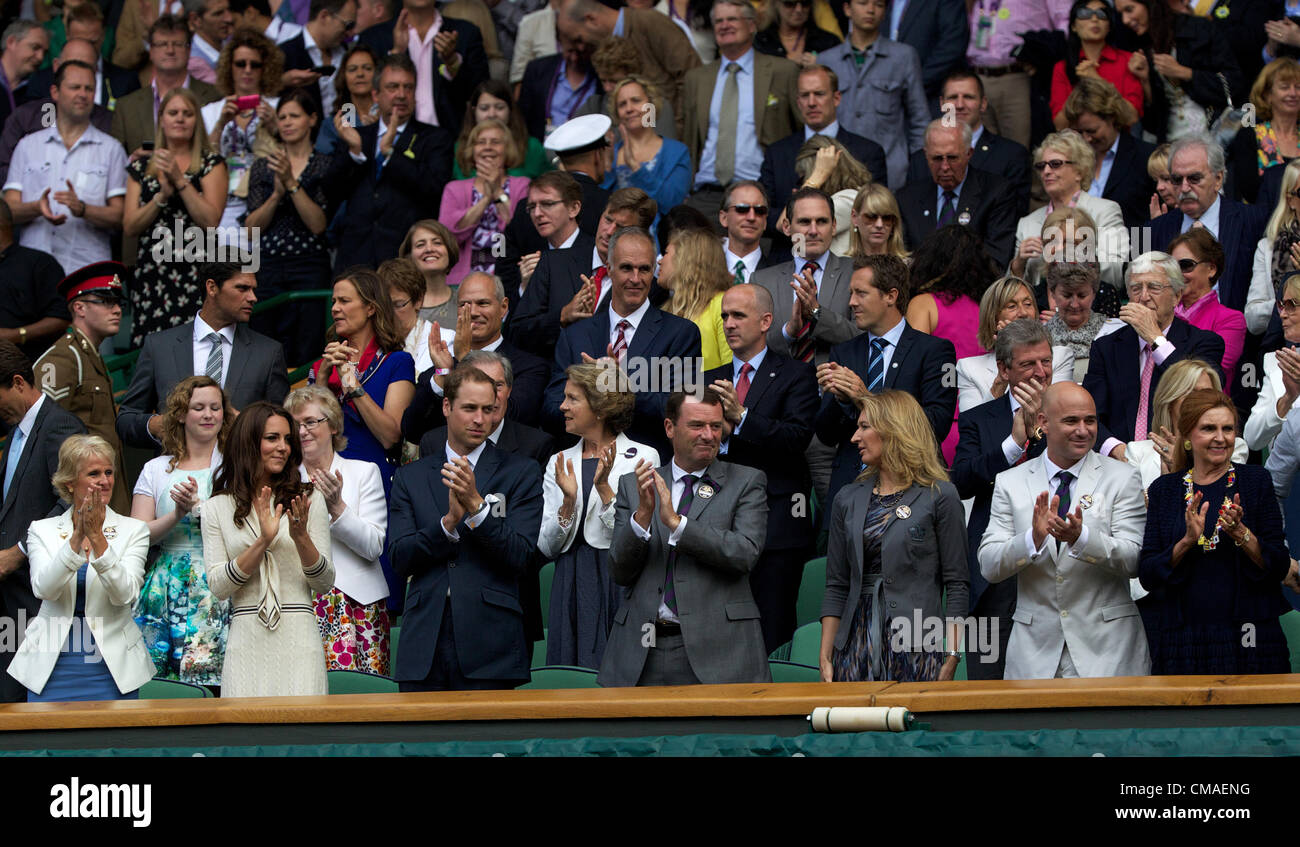 04.07.2012. der All England Lawn-Tennis and Croquet Club. London, England.  Prinz William und Kate Middleton (Herzogin von Kent), Steffi Graf und Andre Agasi stehen und applaudieren die Spieler während des Spiels zwischen David Ferrer (ESP) V Andy Murray (BGR) in The Championships Wimbledon Lawn Tennis Club - London Stockfoto