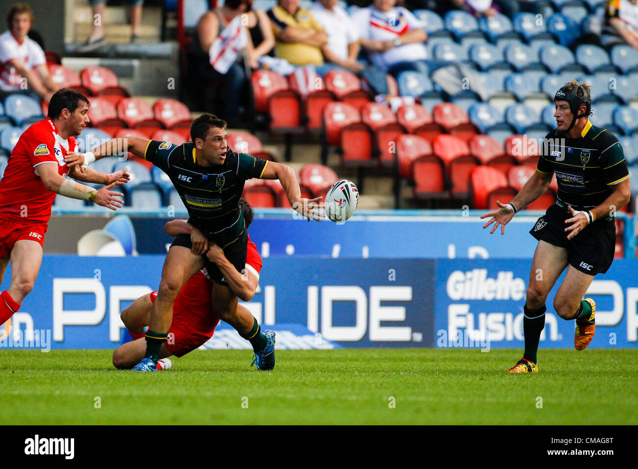 04.07.2012 Huddersfield, England. Exilanten Debütant Joel Mond (Salford Stadt-Rottöne) lagert, Verbannten Debütant Steve MENZIES (Katalanisch Drachen) während der internationalen Herkunft Match 2 im Galpharm Stadium Stockfoto