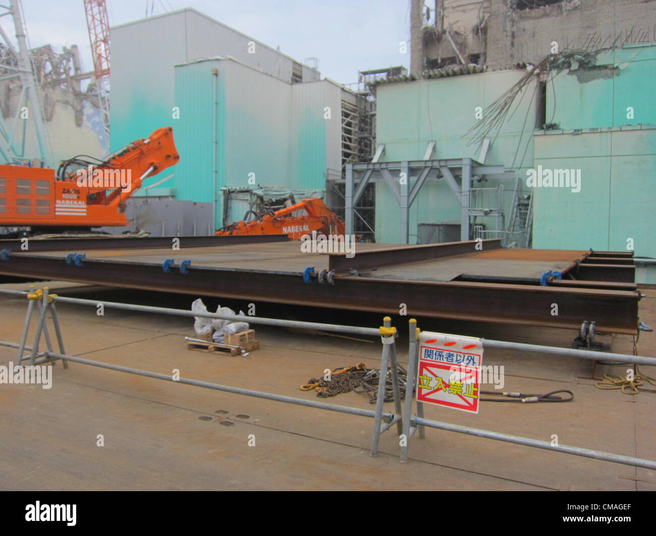 5. Juli 2012 - Fukushima, Japan - In diesem Handout Bild aufgenommen am 18. Juni 2012 von Tokyo Electric Power Company, die Reaktoren, die Gebäude der Einheit 4 verbracht-Kraftstoff-Pool-Schutz-Plattform im Fukushima Daiichi Kernkraftwerk in Fukushima, Japan gesehen ist freigegeben. (Kredit-Bild: © Tepco/Jana Press/ZUMAPRESS.com) Stockfoto