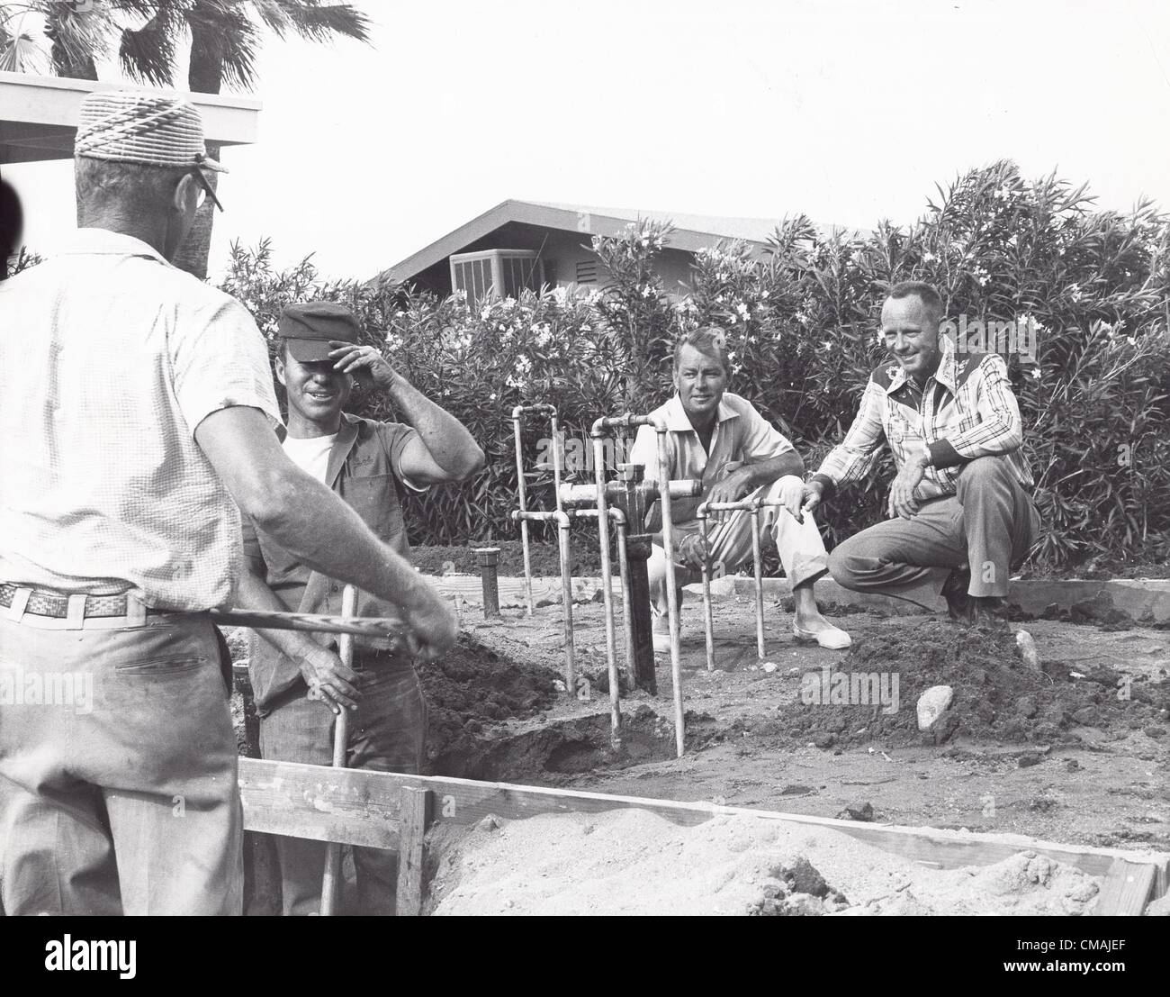 ALAN LADD mit Bauarbeitern und Bob Higgens (Generator) gesehen in The McConnell Story.AKA Alan Walbridge Ladd.Supplied von Fotos inc. (Credit-Bild: © geliefert von Globe Fotos Inc/Globe Photos/ZUMAPRESS.com) Stockfoto