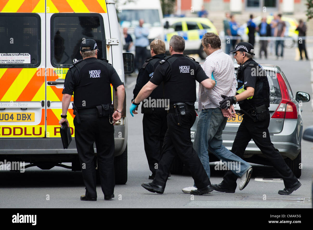 Donnerstag, 5. Juli 2012 wurden zu einer Belagerung in einem Haus in Portland Street, Aberystwyth Wales UK Polizei genannt. Das Zentrum der Stadt wurde abgeriegelt, mit Autos und Fußgänger bewegen gehindert. Um 16.45 war ein Mann in seinen 40ern durch Offiziere aus dem Haus geführt und zum Verhör mitgenommen. Stockfoto