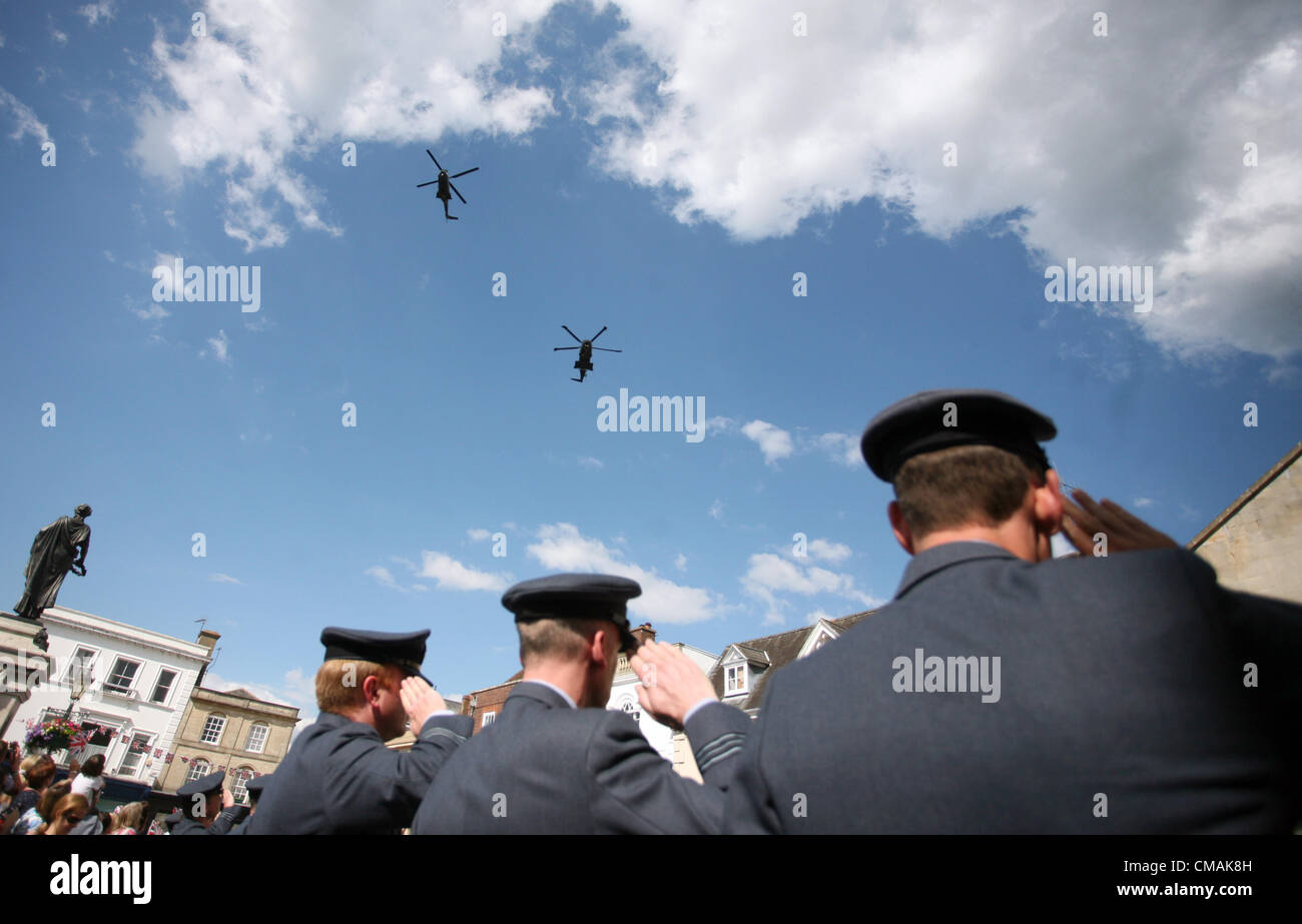 Wallingford, Oxfordshire, Vereinigtes Königreich. Donnerstag, den 5. Juli. Eine Fliege von RAF Benson. Anlässlich Streitkräfte Woche RAF Benson und Zentralband des RAF-Marsches aus Crowmarsh Wallingford Brücke in die Stadt. Das Zentrum von Wallingford wurde für den Verkehr gesperrt, während des Marsches stattfand. Stockfoto