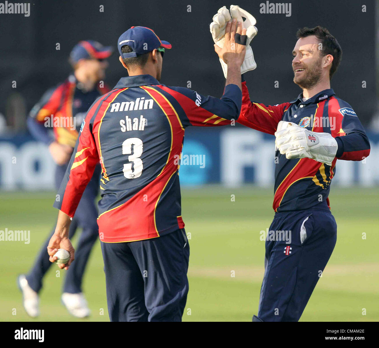 05.07.2012. Chelmsford, Essex, England.  James Foster gratuliert Owais Shah auf den Fang Steven Crook 05.07.2012 Chelmsford, Essex.Friends Leben T20 Essex Adler Vs Middlesex Panthers.  Aktion an der Ford County Ground, Chelmsford, Essex. Stockfoto