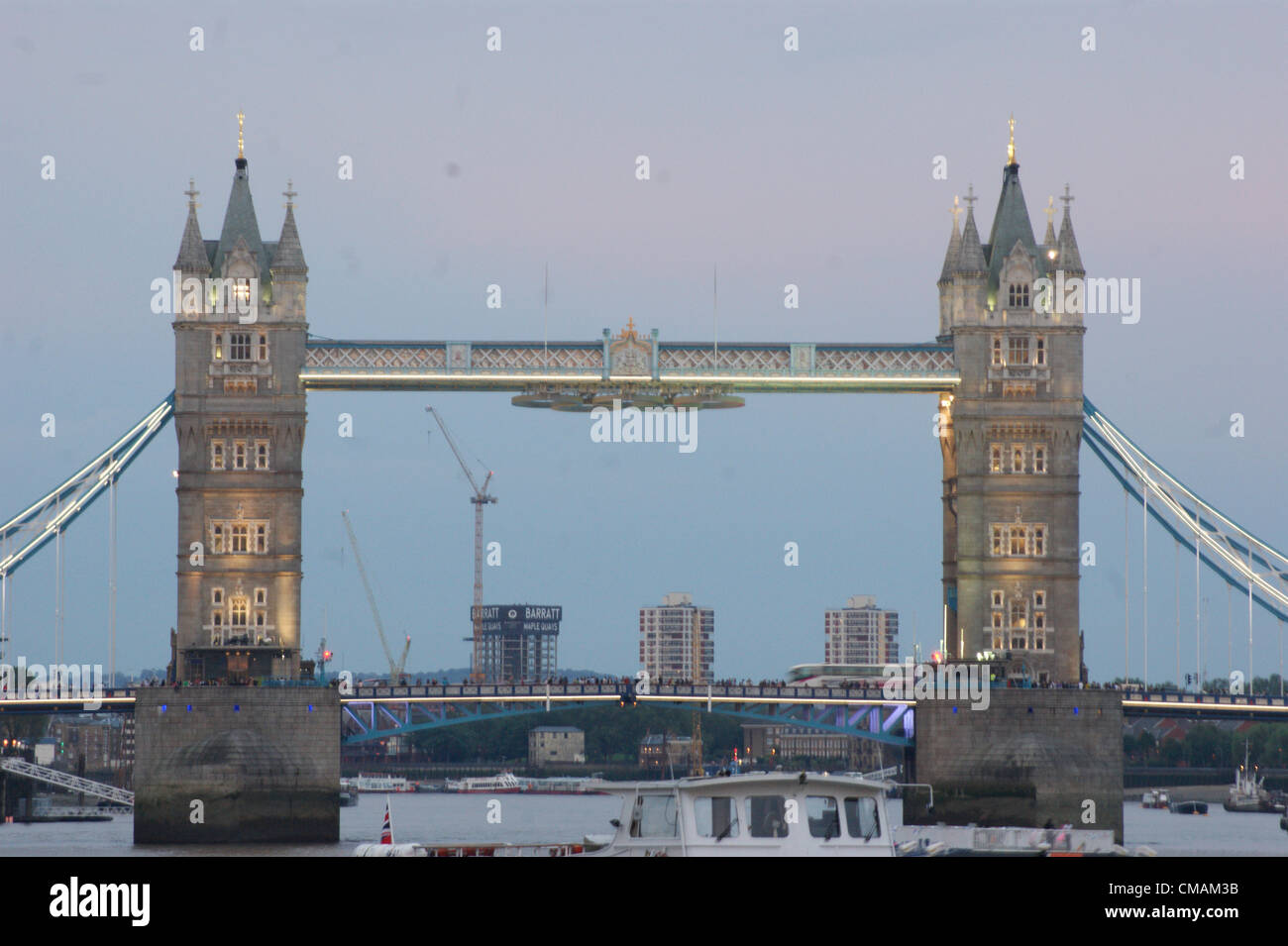 London, UK. Donnerstag, 5. Juli 2012. Der Londoner Olympischen Ringe auf Tower Bridge zurückzuziehen und die Lichter ausgehen, wenn die Brücke angehoben wird, um ein Boot zu unterqueren, es zu ermöglichen. Stockfoto