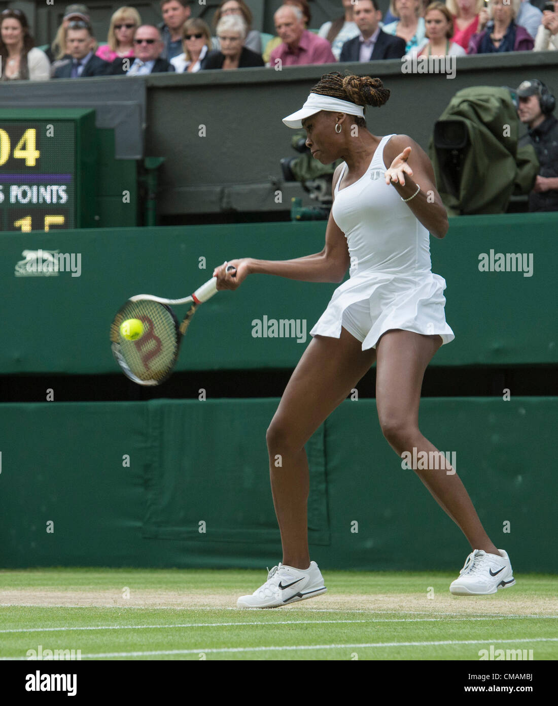 05.07.2012 die Wimbledon Tennis Championships 2012 statt bei den All England Lawn Tennis and Croquet Club, London, England, UK.  Serena Williams (USA) & Venus Williams (USA) V Raquel Kops-Jones (USA) & Abigail Spears (USA).  Venus in Aktion. Stockfoto