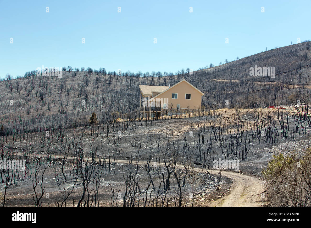 Wildfire und Wald Feuer zerstört 50.000 Hektar Berg- und Kabine Wohngebiete in zentrale Utah. Hohle Holz Feuer. Dutzende von Häusern zerstört und mindestens ein toter. Begonnen von fehlerhaften elektrischen Strommast. Staatliche Unterstützung, FEMA, reagiert, um das Feuer zu kontrollieren. Stockfoto