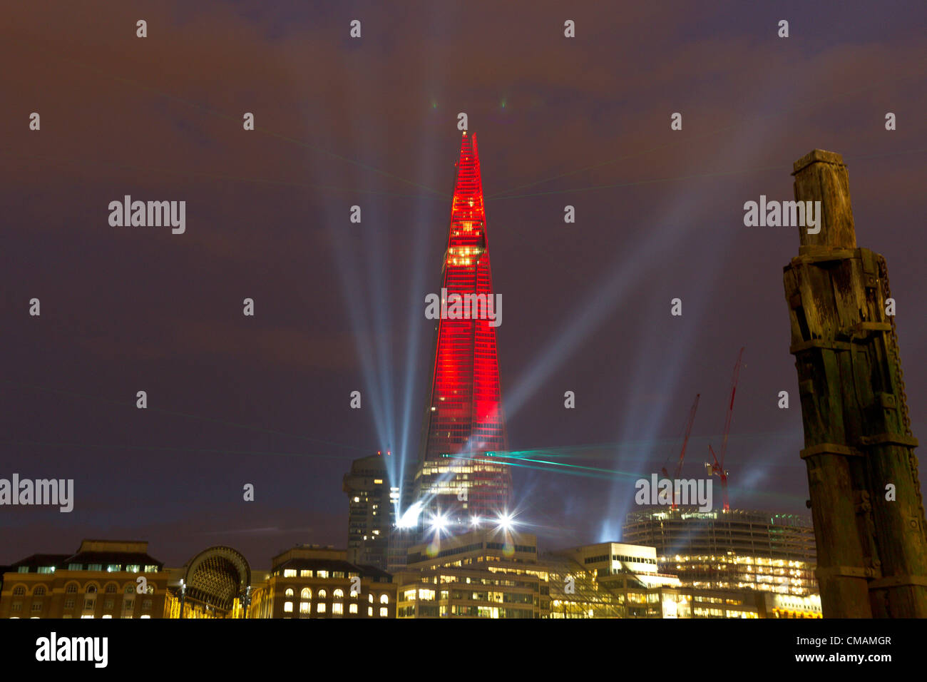 LONDON, ENGLAND - Juli 05: Die Eröffnung des höchsten Gebäude Europas, die Scherbe an Londons South Bank mit einem Licht und Laser Show am 5. Juni 2012 in London, England. (Foto: Dave Horn - Extreme Blende Fotografie) Stockfoto