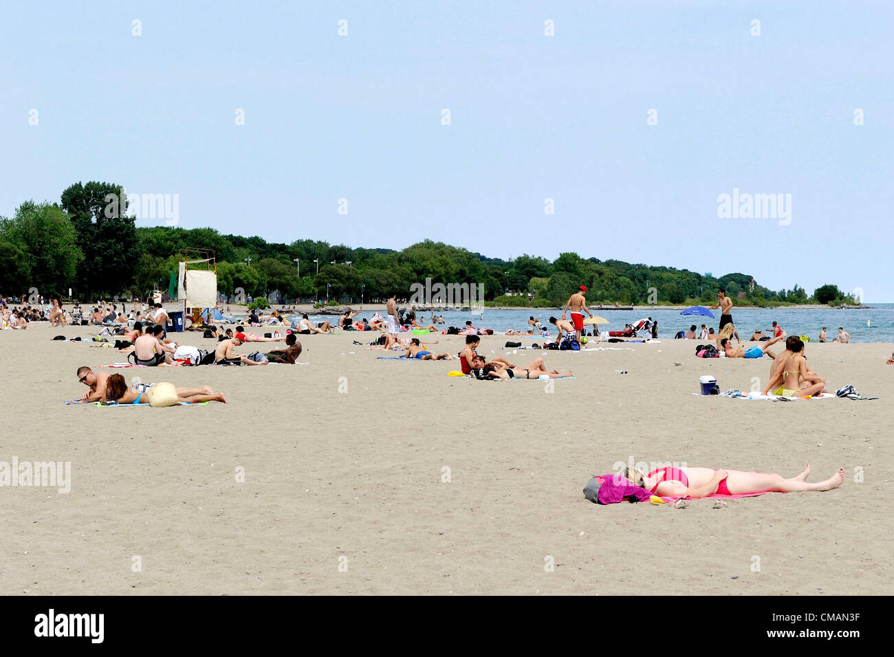5. Juli 2012 - Toronto, Kanada - nach einem rekordverdächtigen Tag gestern in Toronto, weiter zur Abkühlung von der Sommerhitze Torontos Woodbine Beach Strand Partygänger. Die Temperatur wird voraussichtlich 36 C am Freitag, 6. Juli 2012, mit der Möglichkeit der Alarmierung eine andere extreme Hitze durch die Stadt getroffen.  (DCP/N8N) Stockfoto