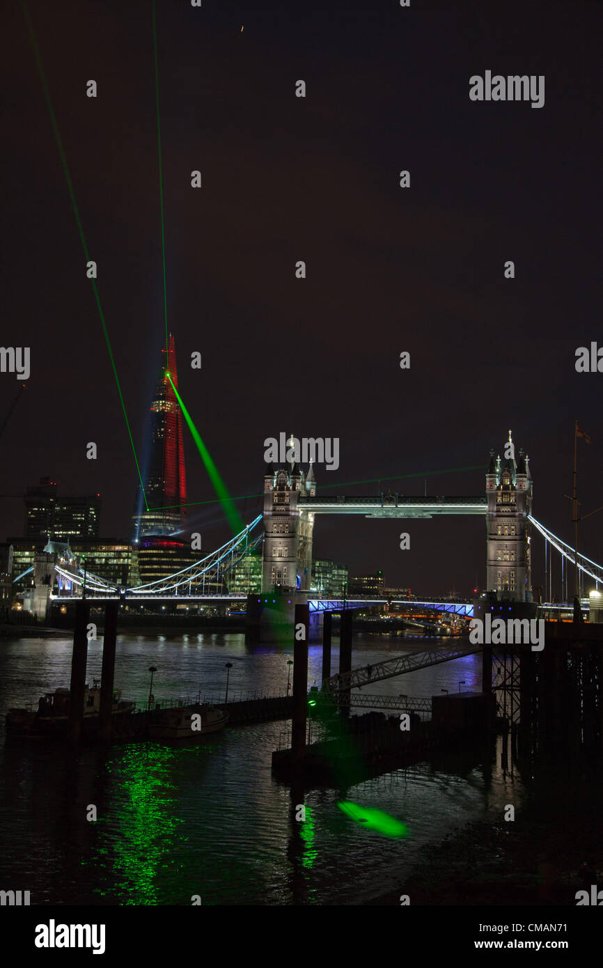 London, UK. 5. Juni 2012 Anzeigen der Laser und Licht-Show zur Eröffnung des The Shard, derzeit das höchste Gebäude in Westeuropa. Stockfoto