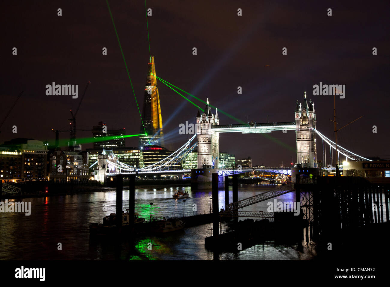 London, UK. 5. Juni 2012. Blick auf den Laser und Licht-Show zur Eröffnung des The Shard, derzeit das höchste Gebäude in Westeuropa. Stockfoto