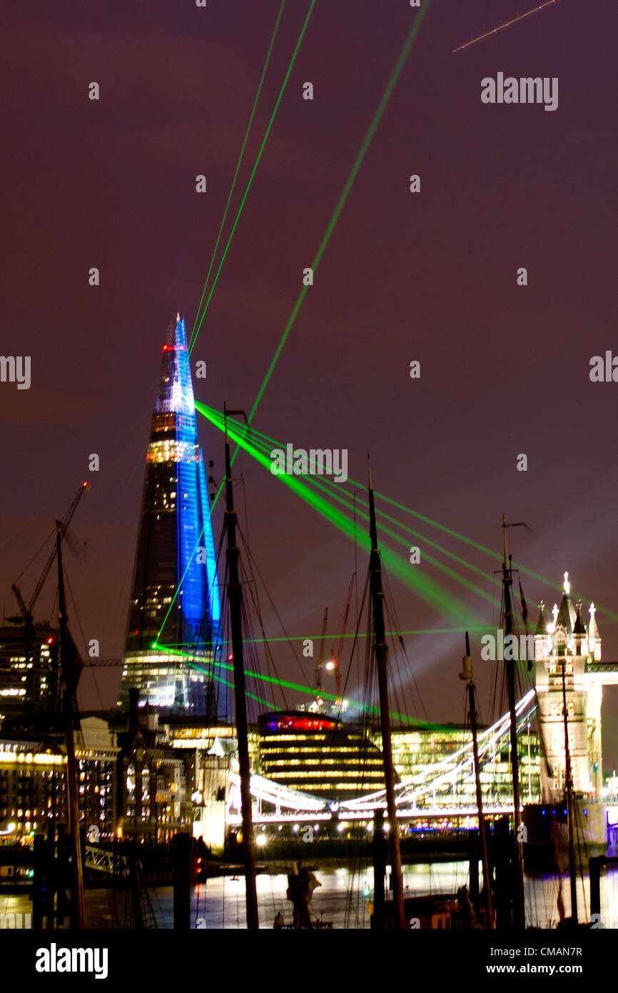 Laser und Licht fließen von The Shard Gebäude, London, England am Donnerstag, 5. Juli 2012. Die Licht-Show ist das brandneue Shard Gebäude offiziell eröffnet. Die Scherbe ist nun offiziell das höchste Gebäude in Westeuropa. Stockfoto