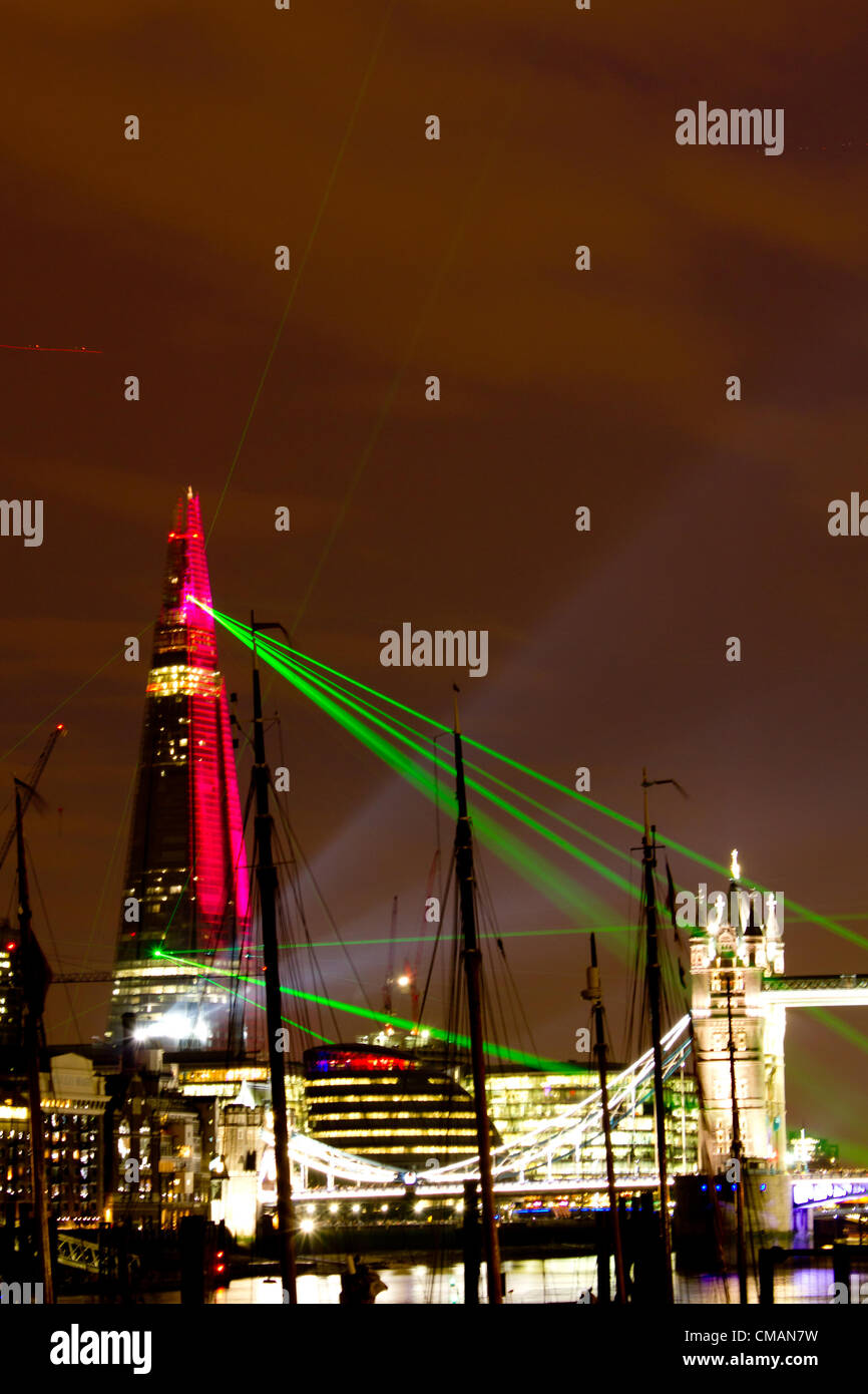 Laser und Licht fließen von The Shard Gebäude, London, England am Donnerstag, 5. Juli 2012. Die Licht-Show ist das brandneue Shard Gebäude offiziell eröffnet. Die Scherbe ist nun offiziell das höchste Gebäude in Westeuropa. Stockfoto