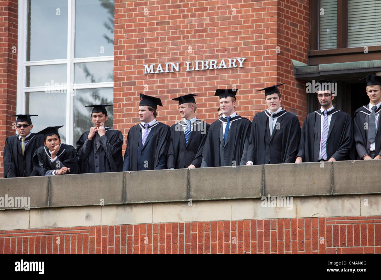 Birmingham-Uk. Freitag, 6. Juli 2012. Studenten an der Universität von Birmingham, England nach ihrer Abschlussfeier. Stockfoto