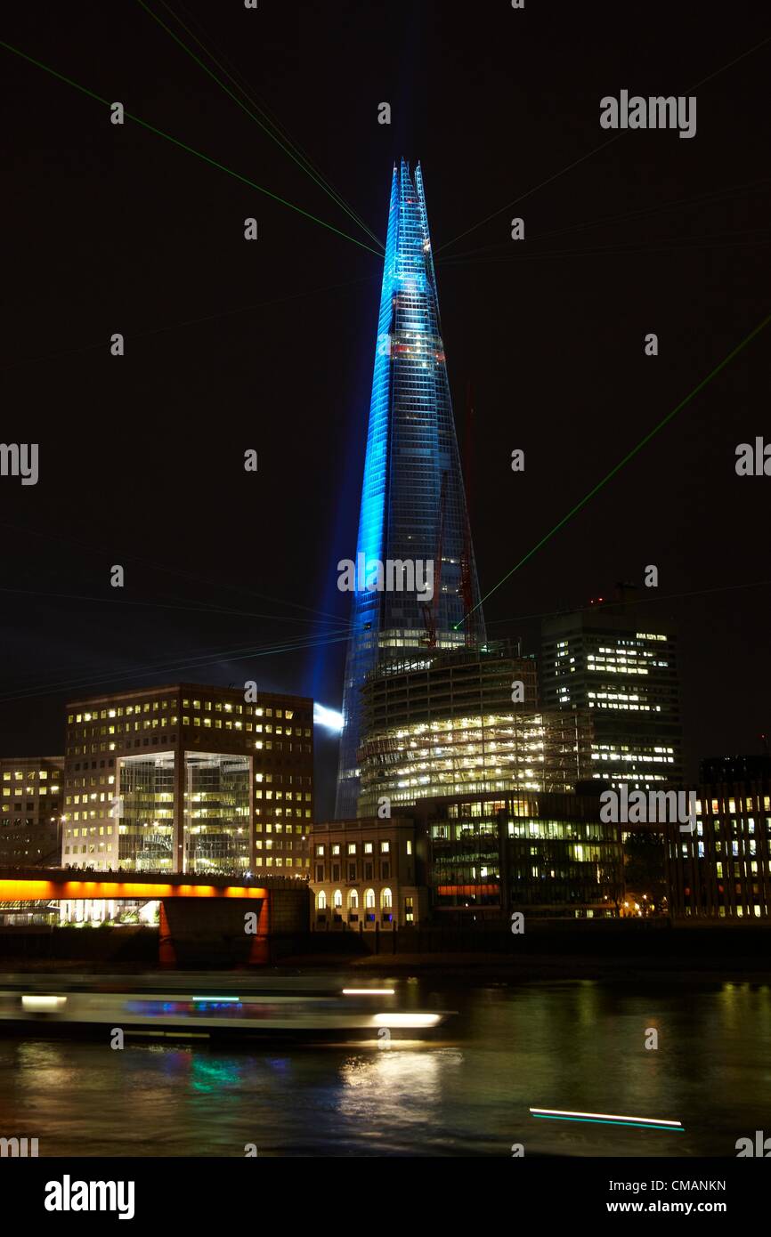 London UK. Donnerstag, 5. Juli 2012. Zwölf Laser und 30 Suchscheinwerfer beleuchtet den Nachthimmel, die äußere Fertigstellung von The Shard zu feiern. Es ist das höchste Gebäude in Europa, einem 95 Stockwerke hohen Gebäude auf 1.016 ft hoch. Farbige Laser und Ströme von Licht von der Shard am Londoner Southbank reflektiert in der Themse am 6. Juli projiziert. Stockfoto