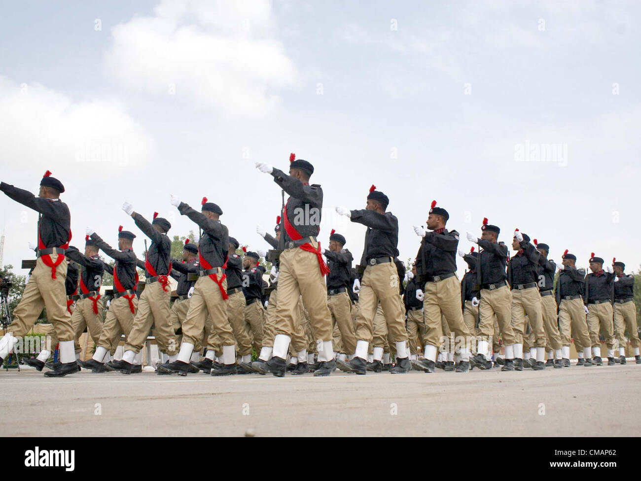 Sindh Polizei (SP) rekrutiert Defilir während der Parade Zeremonie im Razzaqabad Polizei-Trainingszentrum in Karachi auf Freitag, 6. Juli 2012 vorbei. Stockfoto