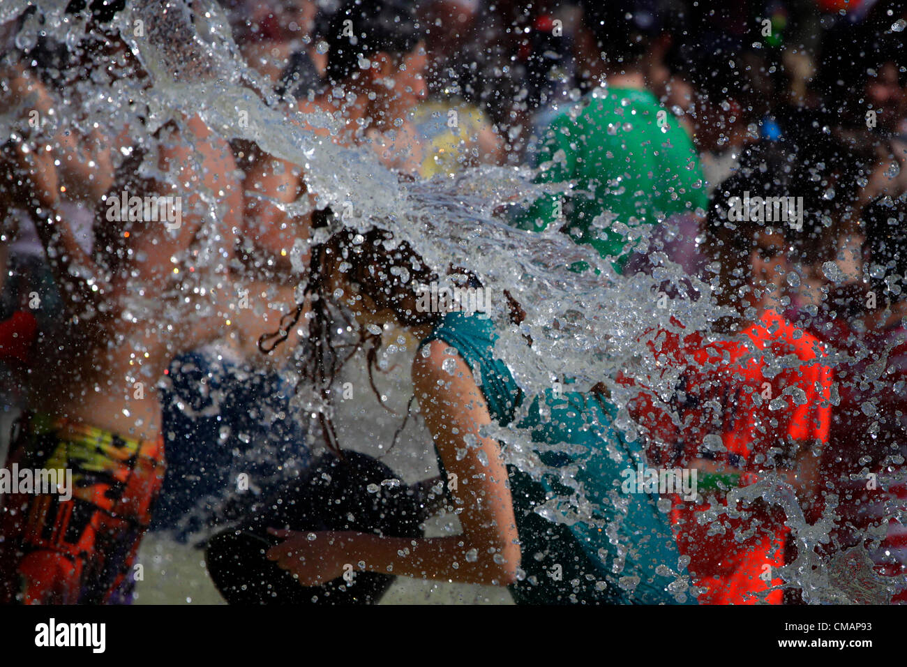 Menschen Spritzwasser auf einander während der jährlichen Water Fight in Rabin-Platz im Zentrum von Tel Aviv Israel Stockfoto