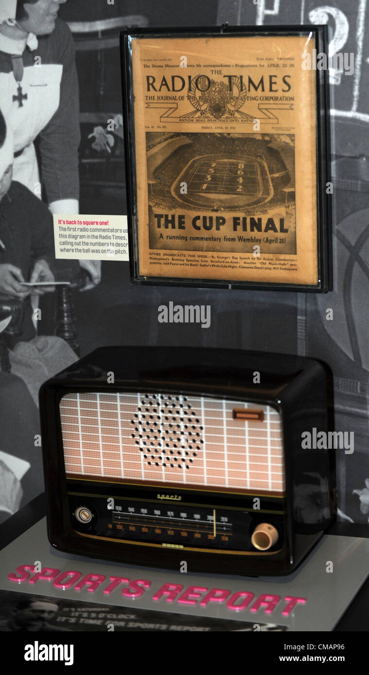 Radiosendung History-Anzeige an das National Football Museum in Manchester, England, UK, Stockfoto
