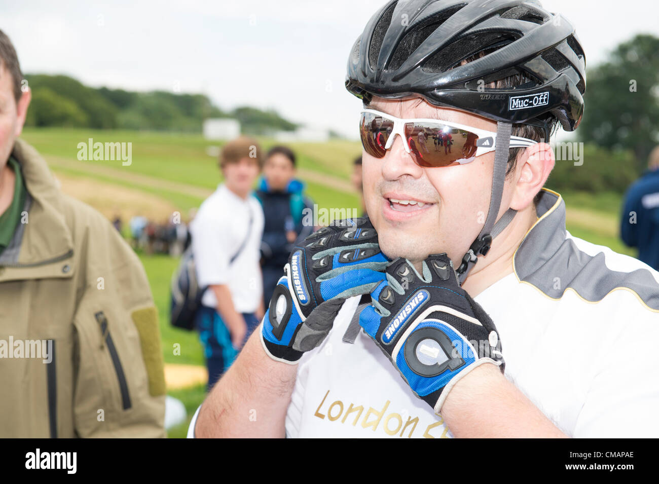 6. Juli 2012, Hadleigh Farm, Essex, England. Die Olympische Fackel durchläuft der Olympischen Mountainbike Ort wo Dan Jarvis die Fackel um einen Abschnitt des Rennens nimmt vor Übergabe an Läufer Kim Axford route und ab in Richtung Basildon und Grautöne. Das Wetter wurde zu trocken und sonnig, wie die Fackel am Veranstaltungsort angekommen. Stockfoto