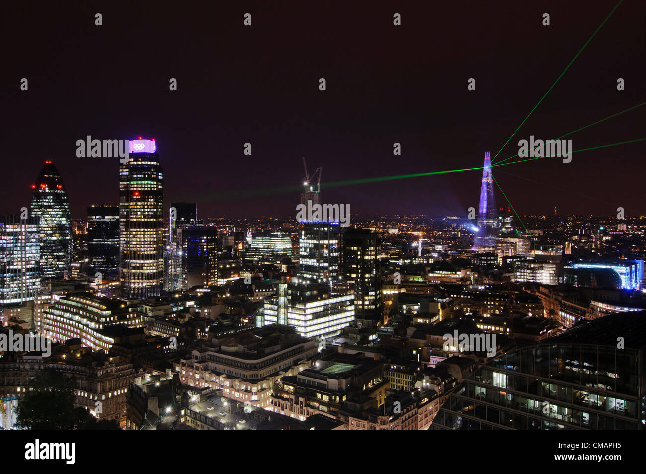 LONDON, 5. Juli 2012. Die Eröffnung des The Shard, Westeuropa das höchste Gebäude auf 310 m (1.016 ft) zeichnet sich durch eine Laser-Licht-Show.  Der Wolkenkratzer ist eine vertikale Stadt hochwertige Büros, weltbekannte Restaurants, das 5-Sterne Shangri-La Hotel, exklusive Wohnungen und der Hauptstadt höchste Galerie mit 360 ° Blick auf sein. Stockfoto