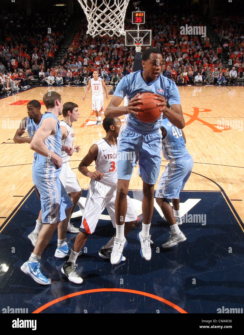 10. März 2004 - Charlottesville, Virginia, USA - North Carolina Tar Heels vorwärts John Henson (31) packt einen Rückstoß während des Spiels gegen Virginia in Charlottesville, VA.-Nord-Carolina besiegte Virginia 54 51. (Kredit-Bild: © Andrew Shurtleff/ZUMAPRESS.com) Stockfoto