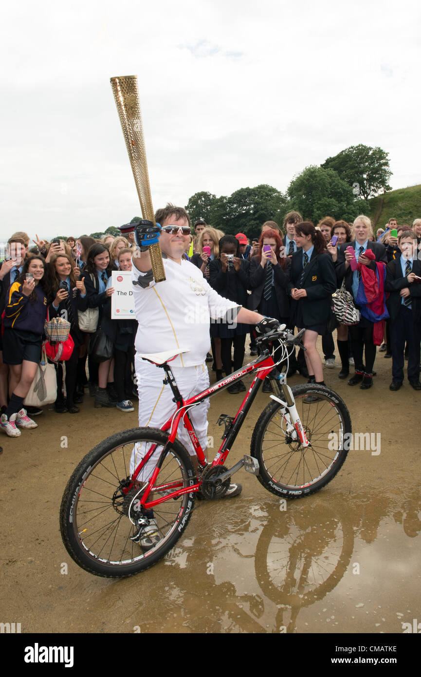 6. Juli 2012. Hadleigh Farm, Hadleigh, Essex, England. Der Olympische Fackellauf besuchten den Bike-Parcours auf der Hadleigh Farm im Süden von Essex. Dan Jarvis durchgeführt die Fackel auf eine kurze Schleife des Kurses vor Übergabe an den nächsten Läufer, Kim Axford. Stockfoto