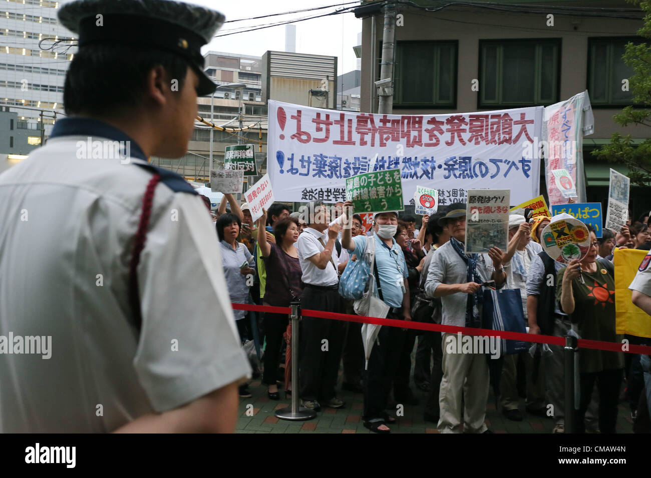 6. Juli 2012, Osaka, Japan - nehmen Demonstranten Teil an einer Anti-Atom Demonstration vor der Zentrale der Kansai Electric Co. (KEPCO) in Osaka auf Freitag, 6. Juli 2012. Tausende von Menschen Kundgebung gegen den Neustart der Oi Kernkraftwerks von KEPCO in der Präfektur Fukui für die erste Reaktivierung seit der letztjährigen Fukushima nuklearen Krise betrieben. (Foto von Akihiro Sugimoto/AFLO) - Ty- Stockfoto