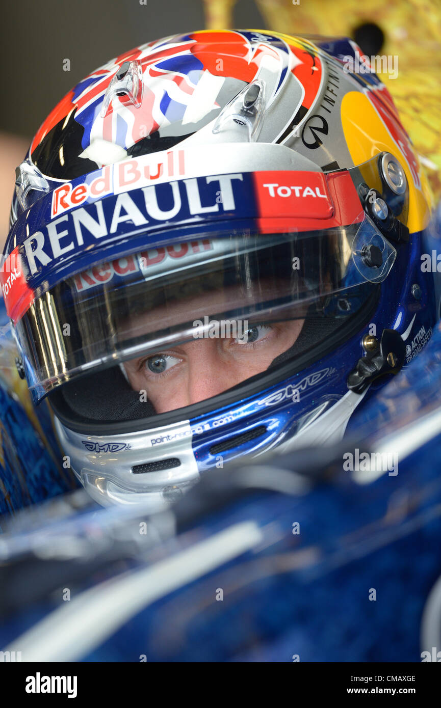 VEREINIGTES KÖNIGREICH. 07.07.2012. Silverstone, Northants, England.  Deutsche Formel1-Fahrer Sebastian Vettel von Red Bull, das Tragen eines Helmes in Sonderausführung für den britischen Grand Prix, bereitet sich auf einen Lauf im dritten Training auf der Rennstrecke von Silverstone in Northamptonshire, Großbritannien, 7. Juli 2012. Die Formula One Grand Prix von Großbritannien statt findet am 8. Juli 2011. Stockfoto