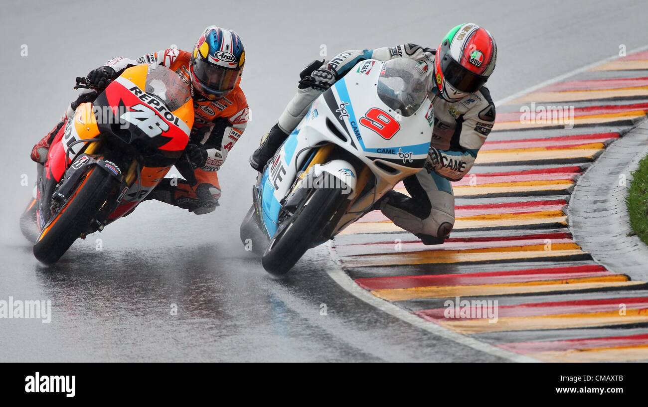 07.07.2012. Hohenstein-Ernstthal, Deutschland. Spanische MotoGP-Fahrer Dani Pedrosa (L) von Honda Repsol Team fährt neben italienischen Fahrer Danilo Petrucci kam IodaRacing Teamprojekts während der Qualifikation für die GermanGrand Prix auf der Rennstrecke auf dem Sachsenring in Hohenstein-Ernstthal, Deutschland, 7. Juli 2012. Stockfoto