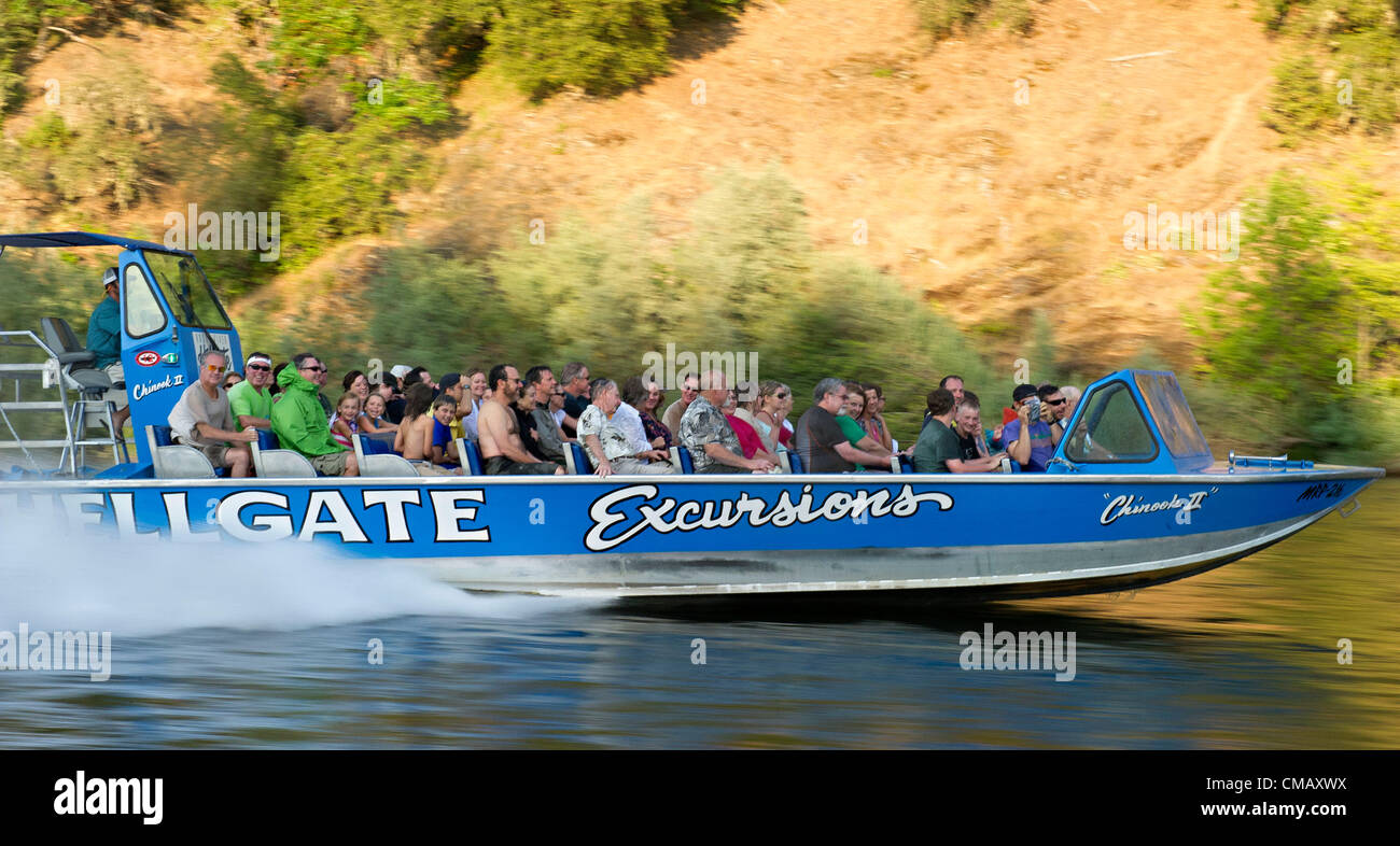 6. Juli 2012 - Grants Pass, Oregon, USA - Touristen genießen Sie eine leistungsstarke Jet-Boot-Fahrt auf der Rogue River in der Nähe von Grants Pass.  Die Jet-Boot-Fahrten sind eine beliebte touristische Aktivität im südlichen Oregon in den Sommermonaten.  Steuerlos Jetboats sind von Dreifach Hochpferdestärken Triebwerken angetrieben, die damit sie sicher flach Riffles und mächtige Stromschnellen navigieren können. (Bild Kredit: Robin Loznak/ZUMAPRESS.com ©) Stockfoto