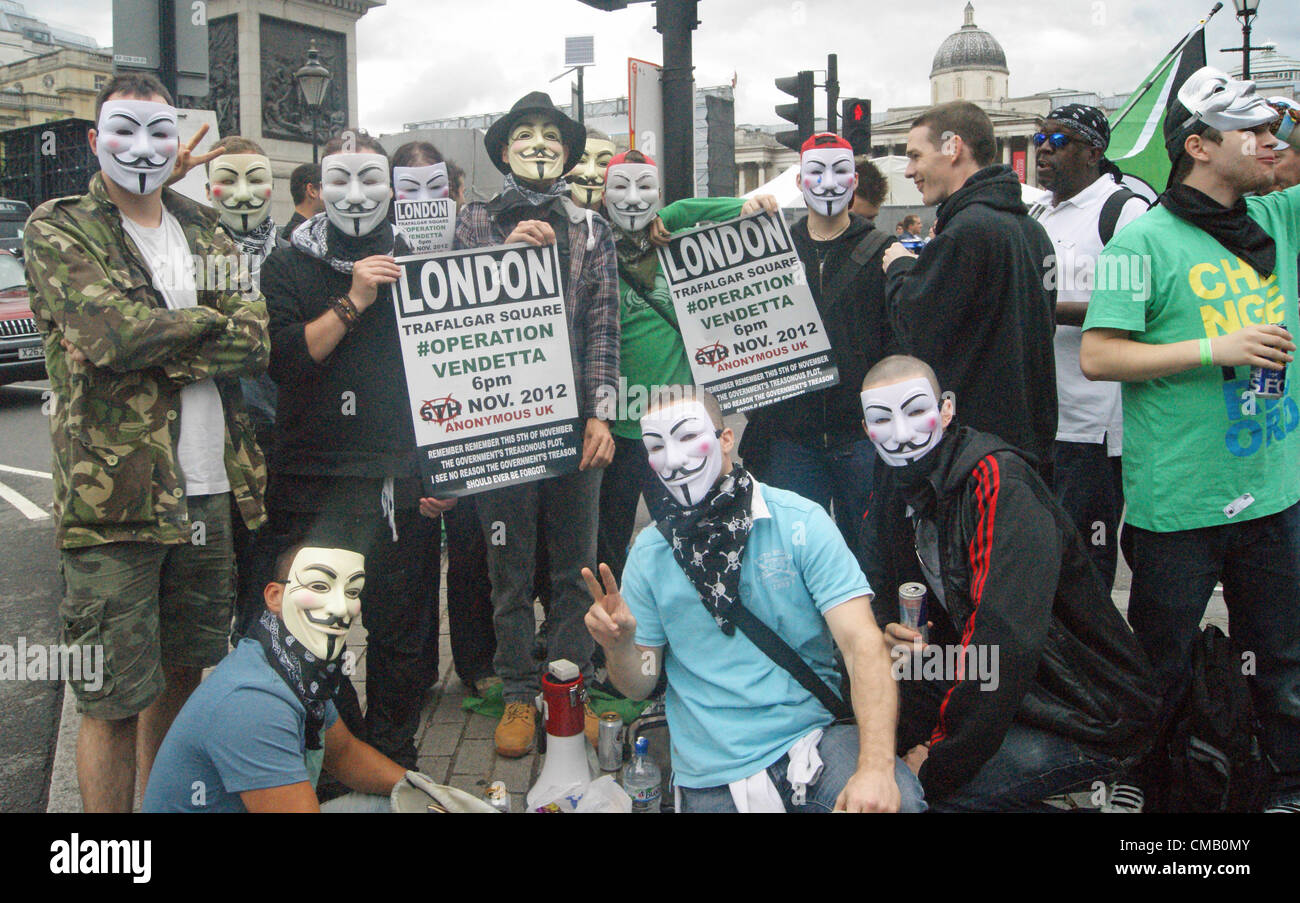 Politischer Aktivist Gruppe Annonymous UK am World Pride Event auf dem Londoner Trafalgar Square verteilen von Flyern, die Förderung einer geplanten Veranstaltung am 5. November 2012 Stockfoto