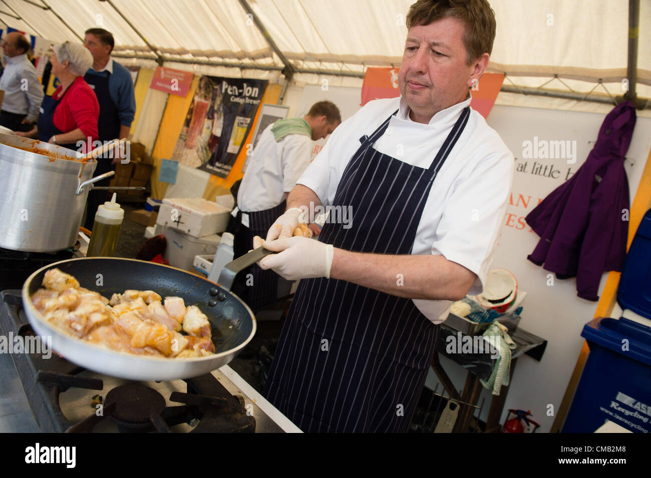 Aberaeron, Ceredigion, Wales. 8. Juli 2012. Roger Jones spielte Michelin Koch an der Egge bei wenig Bedwyn, während die Cardigan Bay Seafood Festival. Stockfoto