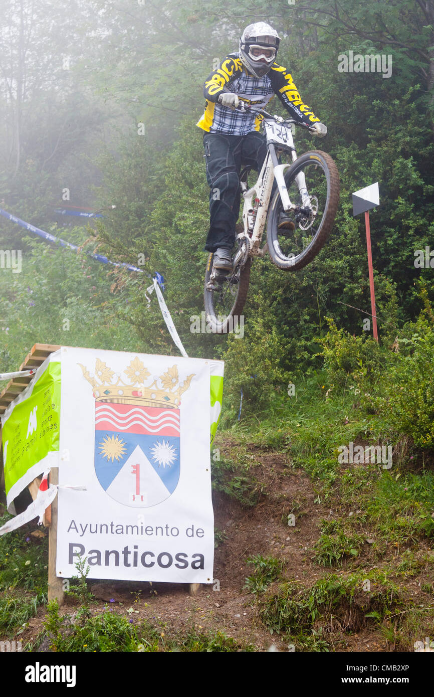 8.07.2012, Panticosa, Spanien, Spanien-Meisterschaften MTB DH, der Spanier Luis Montes Barahona (Katalonien) in Aktion während des Abstiegs von G.P.Aramon Panticosa, für die Meisterschaft von Spanien DH MTB, statt an der Skistation von Aramon Panticosa. Obligatorische Credits: Actionplus Stockfoto