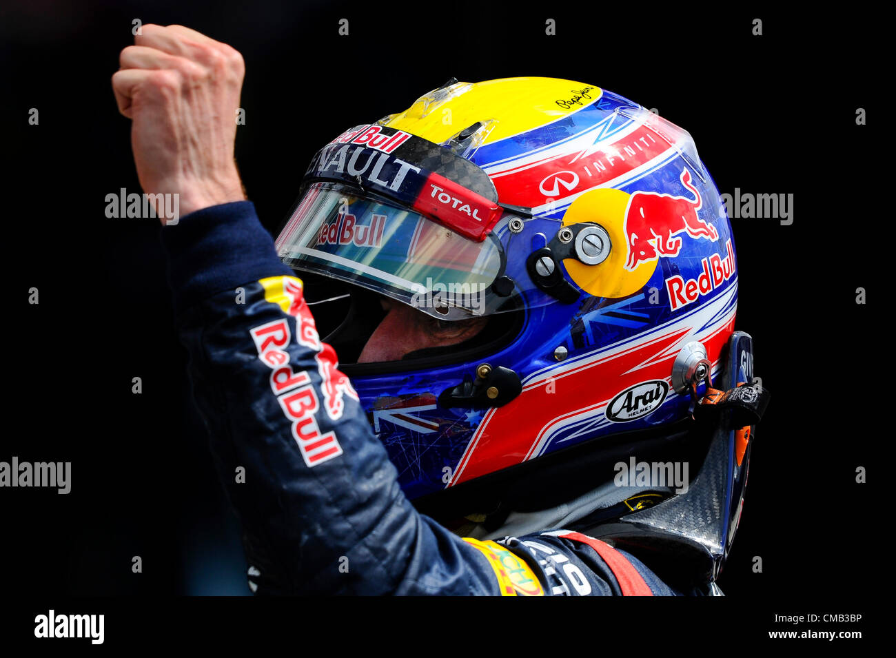Towcester, England, 8. Juli 2012. Mark Webber aus Australien und Red Bull Racing feiert Sieg während des Rennens beim britischen Grand Prix Santander, Runde 9 der 2012 FIA Formel 1 Weltmeisterschaft in Silverstone. Stockfoto