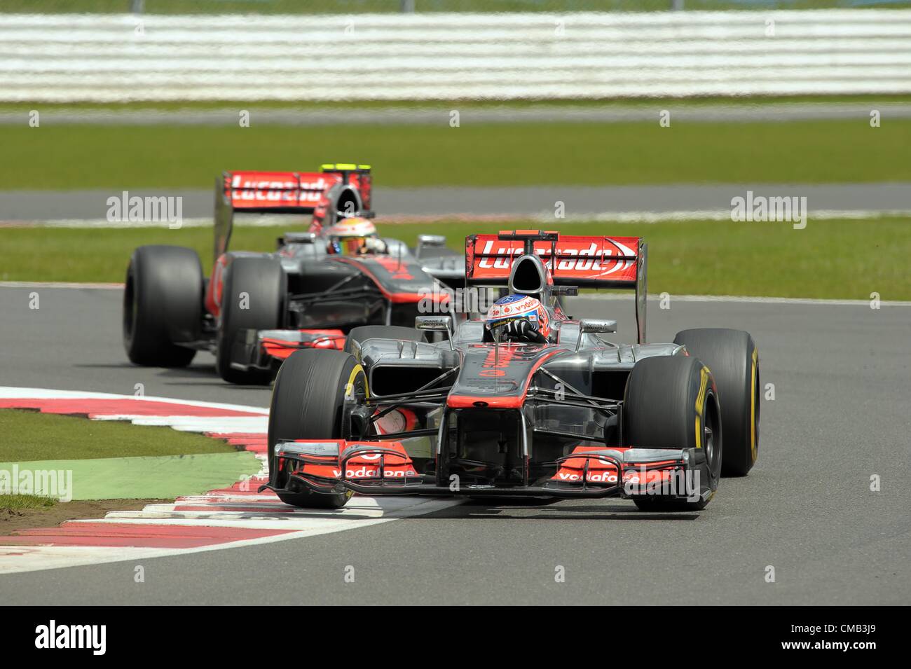 08.07.2012 Towcester, England. Britische Formel1-Fahrer Jenson Button McLaren-Mercedes vor Teamkollegen britischen Lewis Hamilton steuern ihre Autos während der Grand Prix von Großbritannien in Silverstone Rennstrecke in Northamptonshire, Großbritannien, 8. Juli 2012. Stockfoto