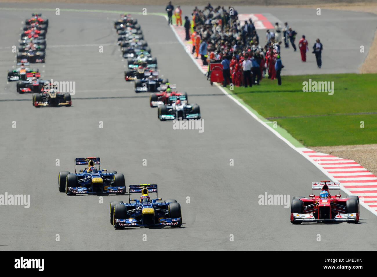 08.07.2012 Towcester, England. Mark Webber aus Australien und Red Bull Racing und Fernando Alonso aus Spanien und Scuderia Ferrari Blei Feld entfernt auf ihre grüne Flagge während des Rennens an die Santander British Grand Prix, Runde Runde 9 der 2012 FIA Formula 1 World Championship in Silverstone. Stockfoto