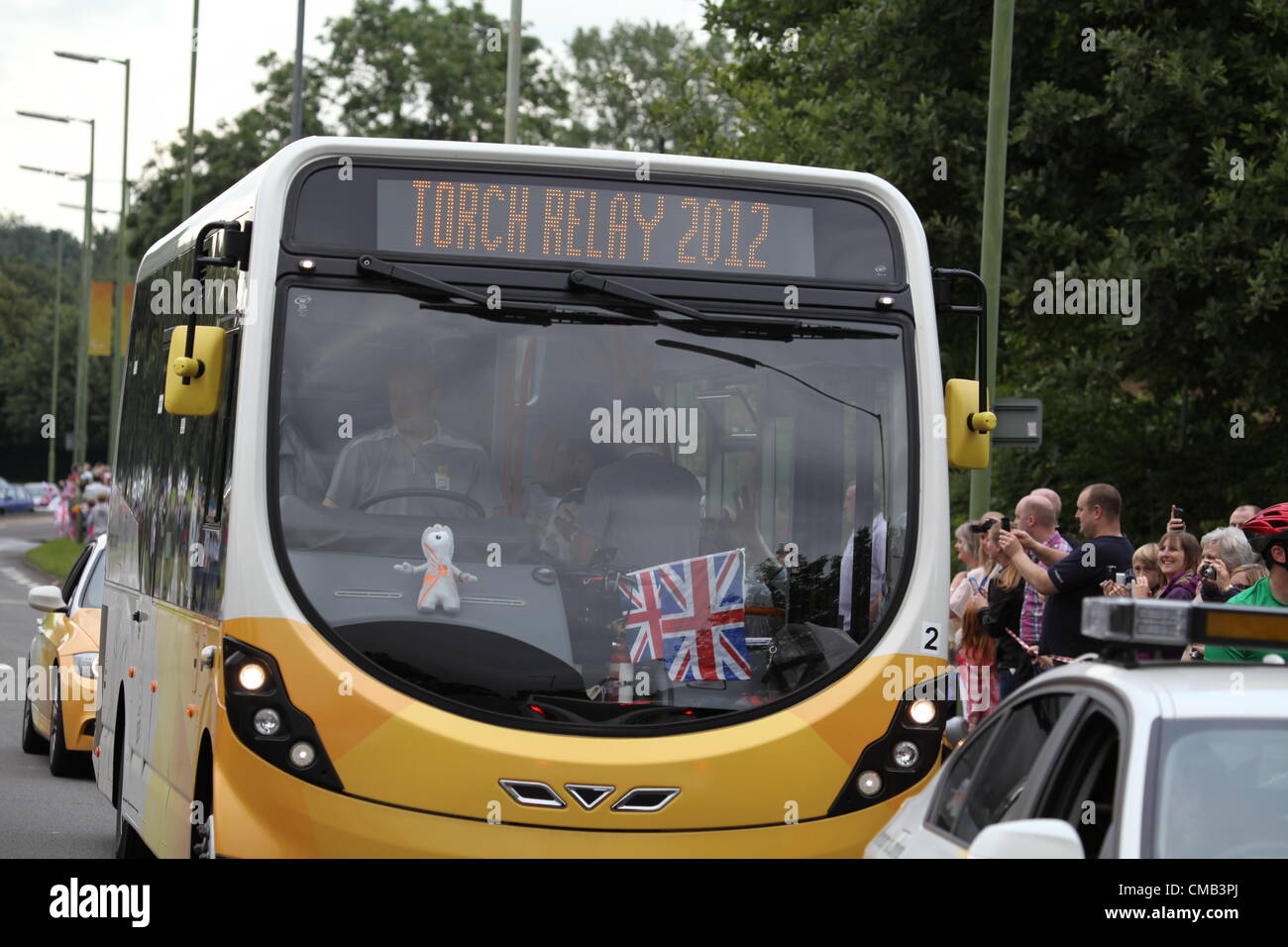 Hemel Hempstead, Großbritannien. 8. Juli 2012. Die offiziellen Fackel-Relais-Konvoi kommt ah am 50. Tag des Olympischen Fackellaufs in Hemel Hempstead Stockfoto